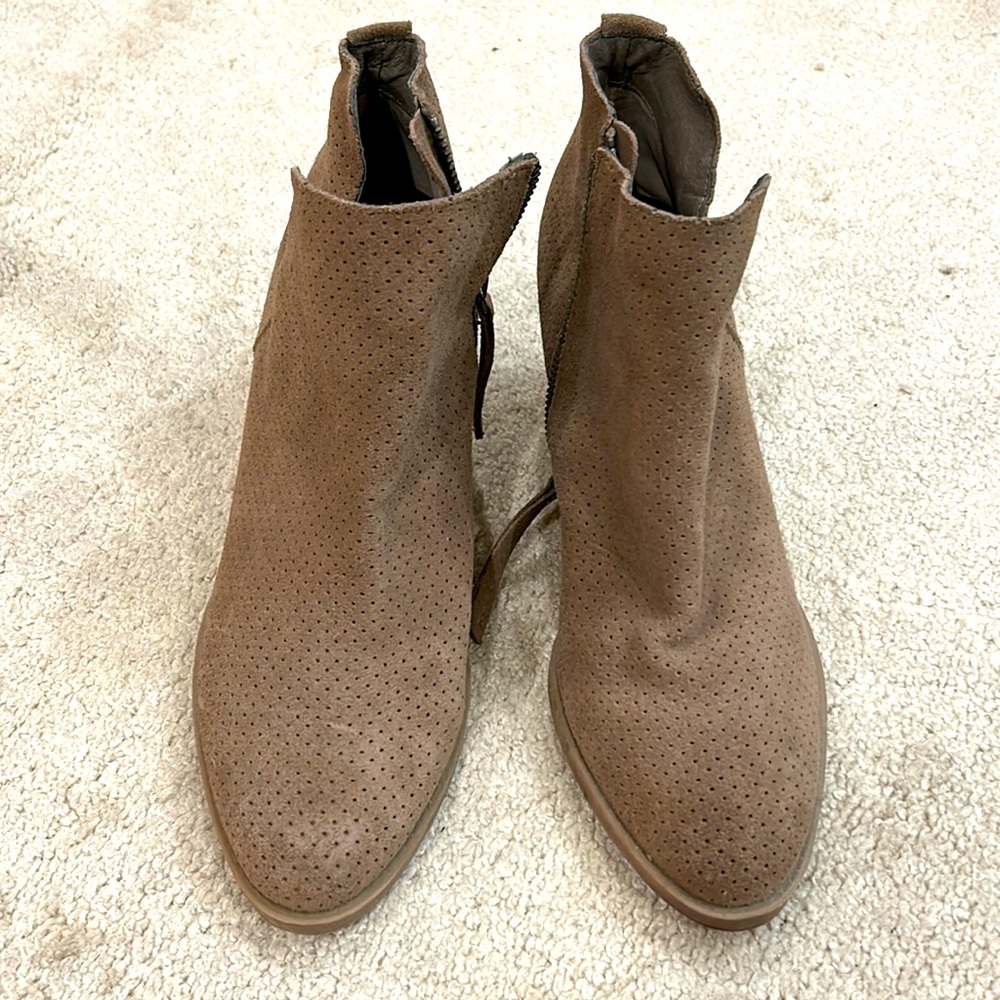 Dolce Vita Janie Perforated Ankle Boots in Taupe suede NEW, no tags
